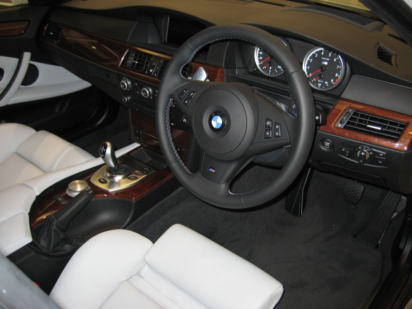 Intérieur de la BMW M5 E60, volant et console centrale